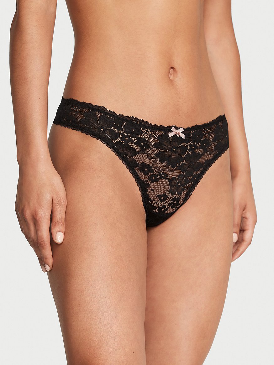 Tanga con dije, encaje en la parte delantera