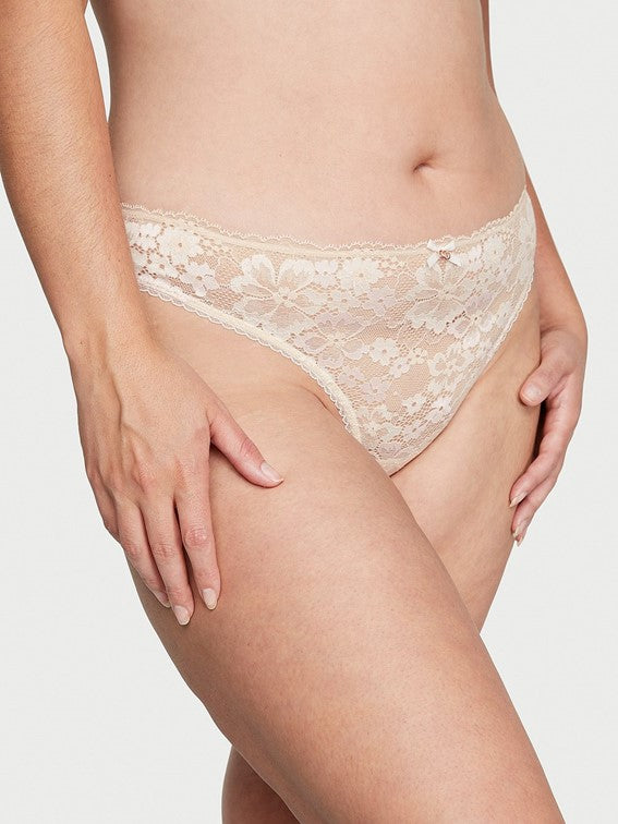 Tanga con dije, encaje en la parte delantera