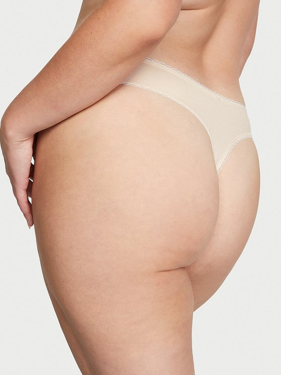 Tanga con dije, encaje en la parte delantera