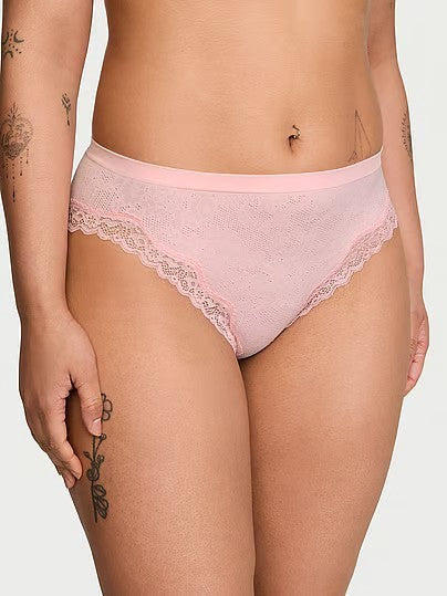 Panty de algodón elástico, con encaje en pierna alta Victoria´S Secret.