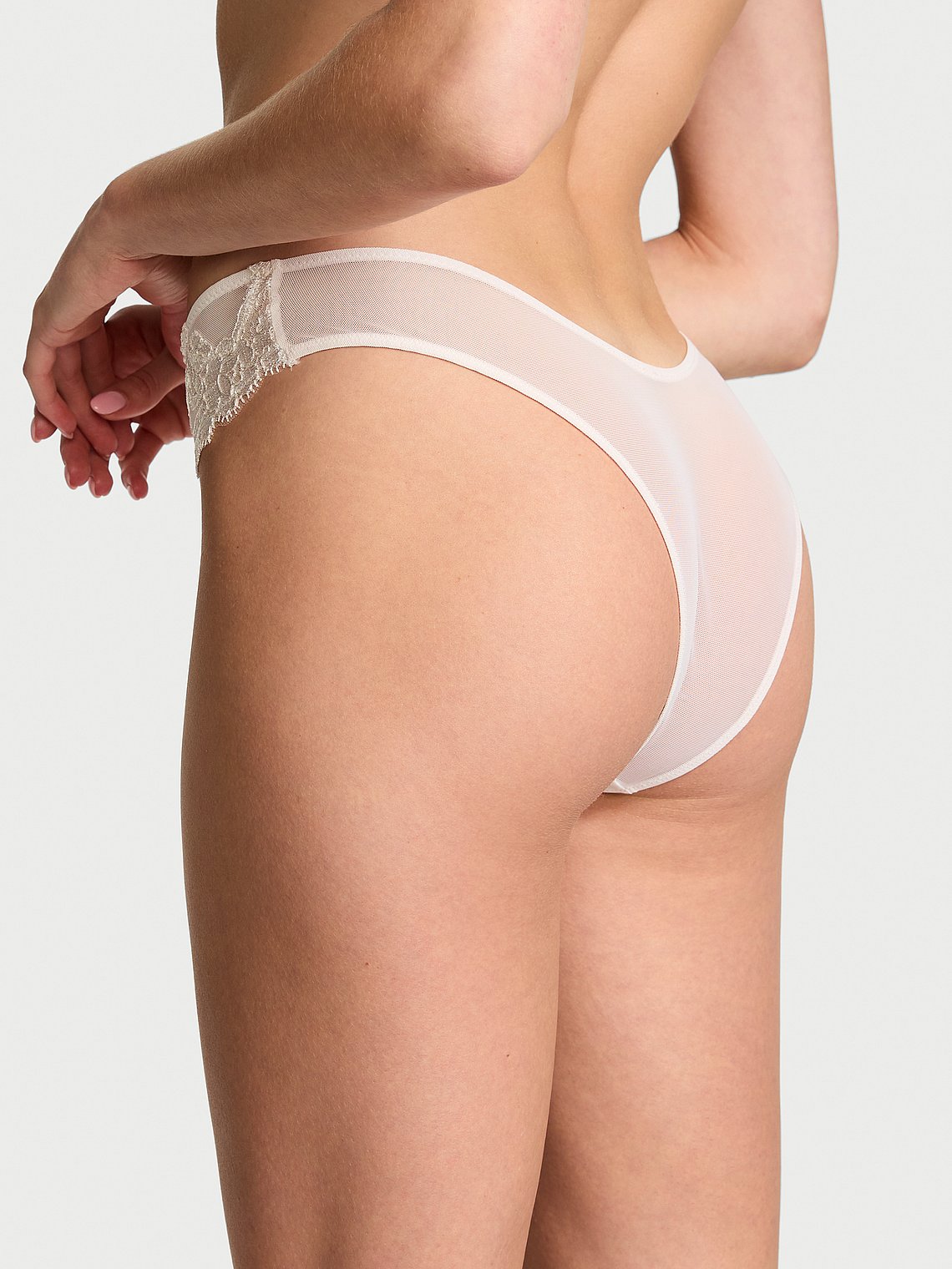 Panty brasileña con bordado floral fino by Victoria’s Secret