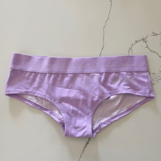 Braga Hipster Morada con logo de Pink en la cadera estilo Cheeky Victoria's Secret