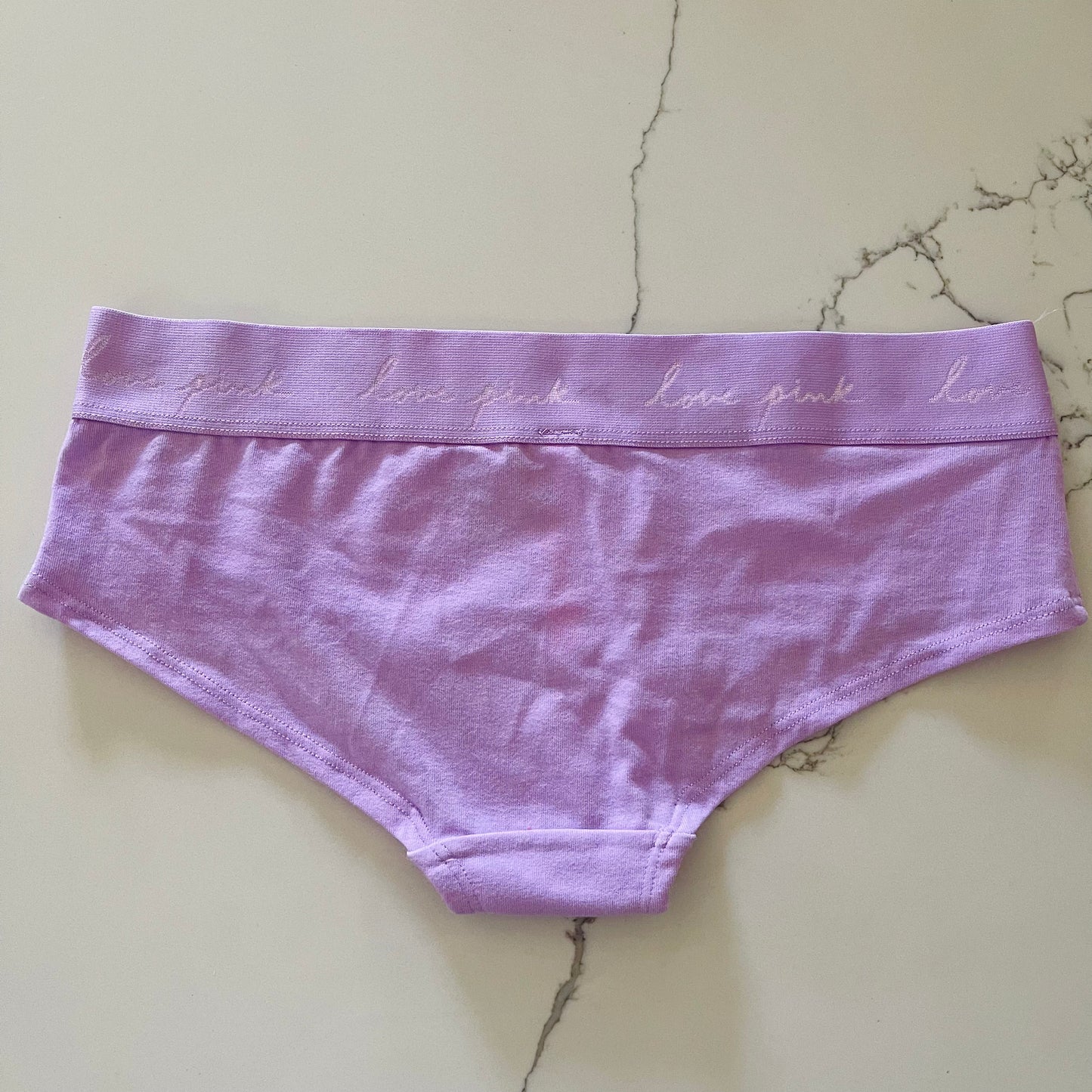 Braga Hipster Morada con logo de Pink en la cadera estilo Cheeky Victoria's Secret